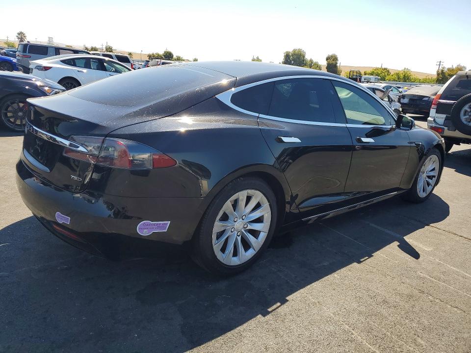 65581706 :رقم المزاد ، 5YJSA1E22JF266757 vin ، 2018 Tesla Model S مزاد بيع