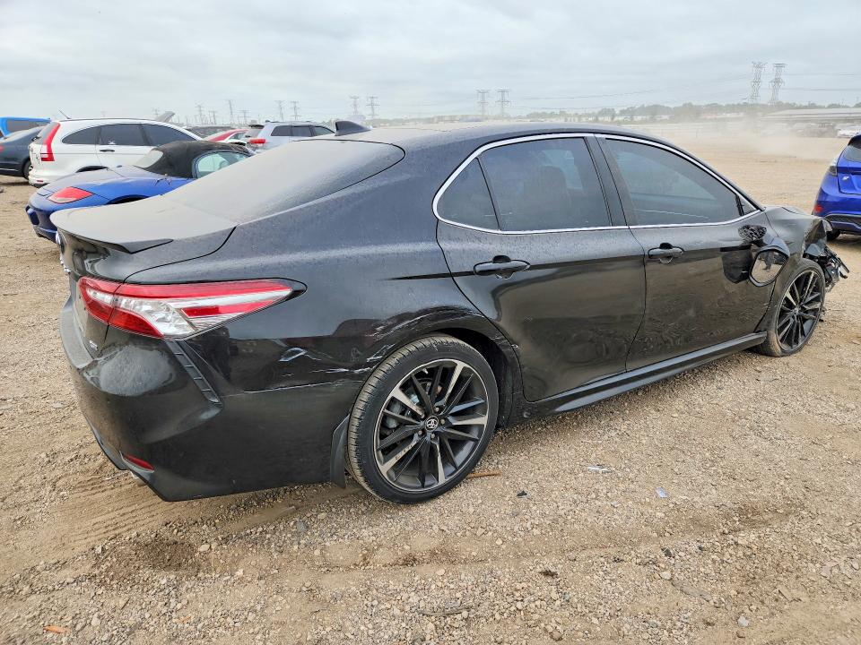 66421496 :رقم المزاد ، 4T1B61HK6JU525363 vin ، 2018 Toyota Camry مزاد بيع