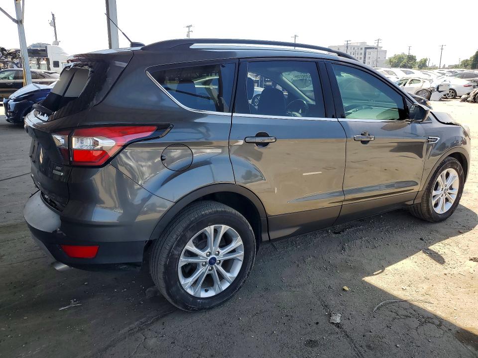 2017 Ford Escape მანქანა იყიდება აუქციონზე, vin: 1FMCU0GD5HUC88043, აუქციონის ნომერი: 63993706