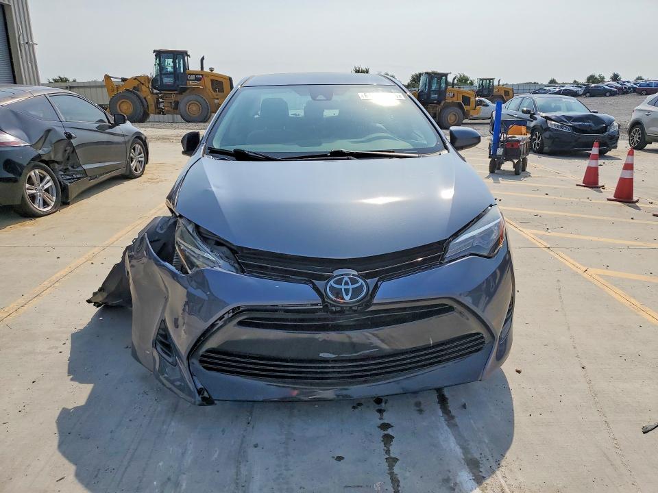 64454646 :رقم المزاد ، 2T1BURHEXHC828270 vin ، 2017 Toyota Corolla مزاد بيع