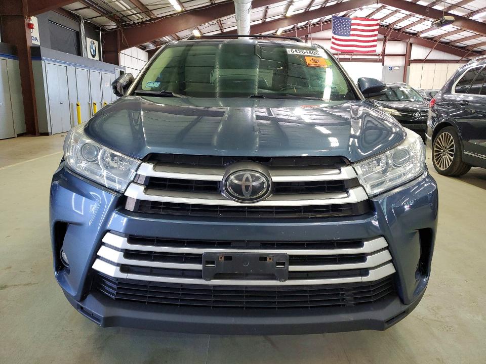 64264406 :رقم المزاد ، 5TDZZRFH9JS241083 vin ، 2018 Toyota Highlander مزاد بيع
