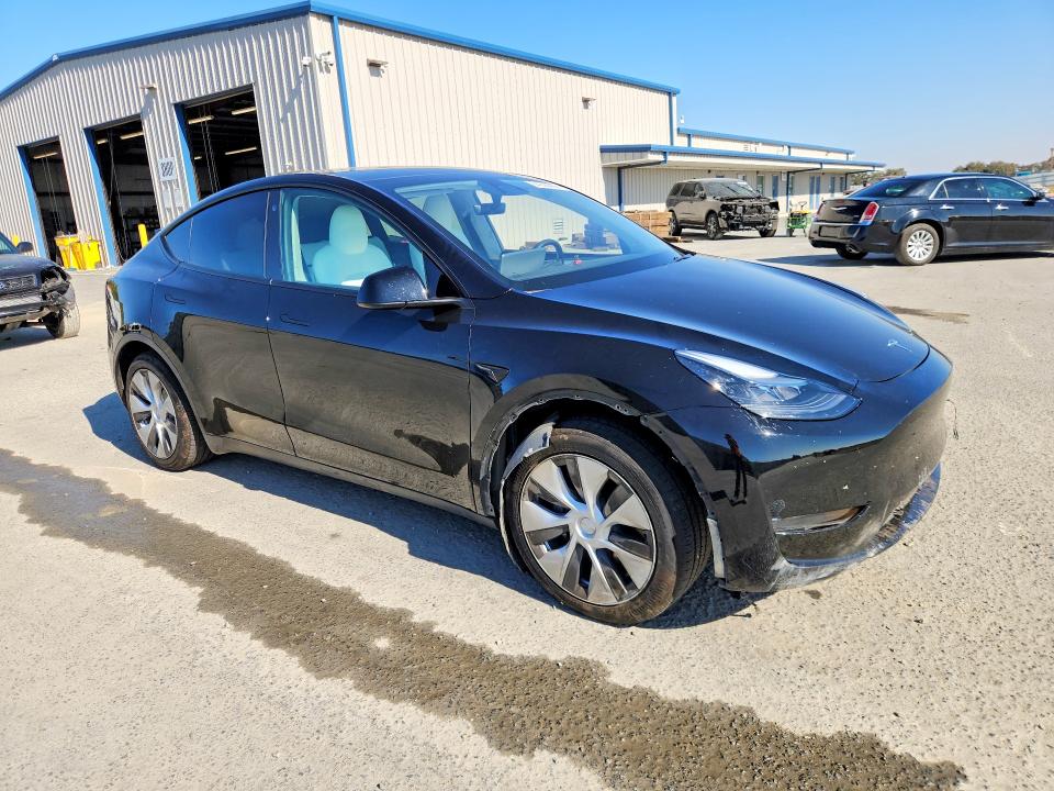 64290066 :رقم المزاد ، 7SAYGAEE4PF640560 vin ، 2023 Tesla Model Y مزاد بيع