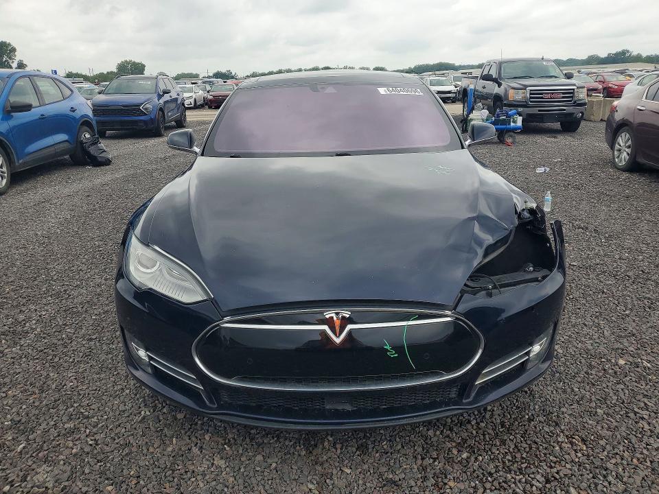 64040696 :رقم المزاد ، 5YJSA1H22FFP69711 vin ، 2015 Tesla Model S مزاد بيع