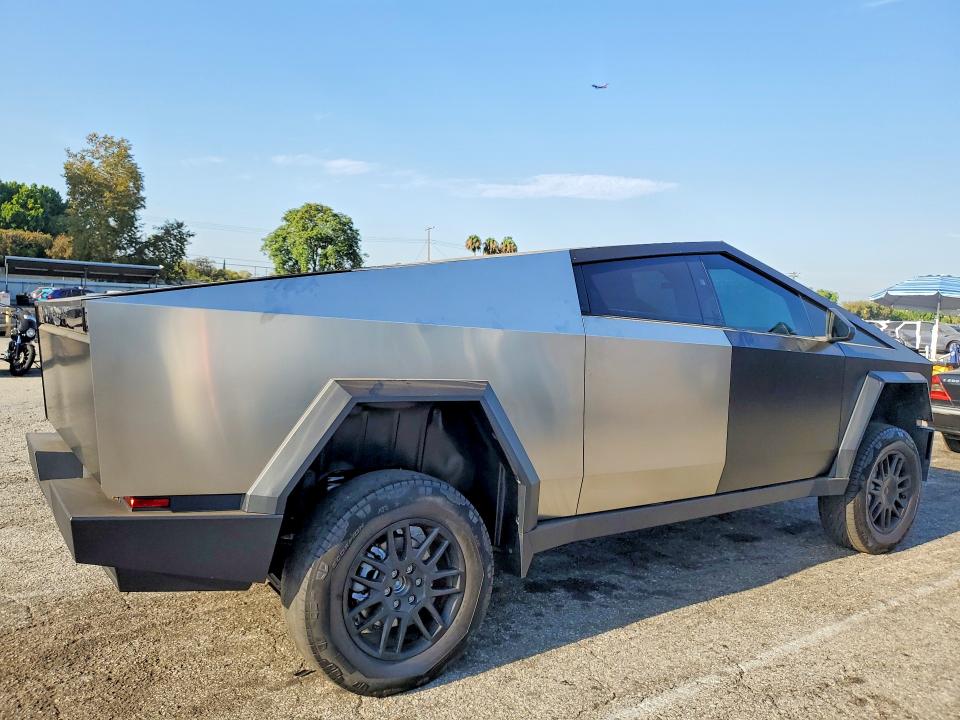 63774936 :رقم المزاد ، 7G2CEHED8RA040263 vin ، 2024 Tesla Cybertruck مزاد بيع