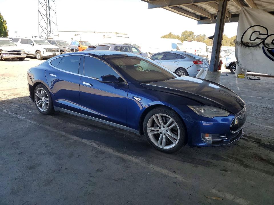 2015 Tesla Model S მანქანა იყიდება აუქციონზე, vin: 5YJSA1E25FF119758, აუქციონის ნომერი: 63702336
