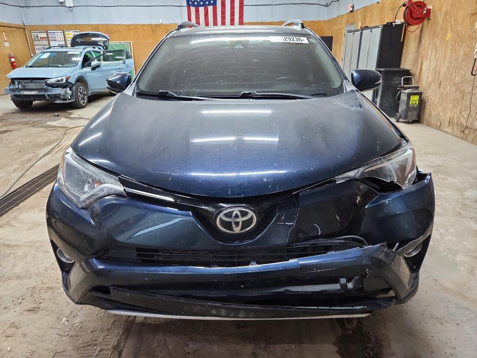Продаж на аукціоні авто 2017 Toyota Rav4, vin: JTMRFREV5HD216087, номер лоту: 64629236