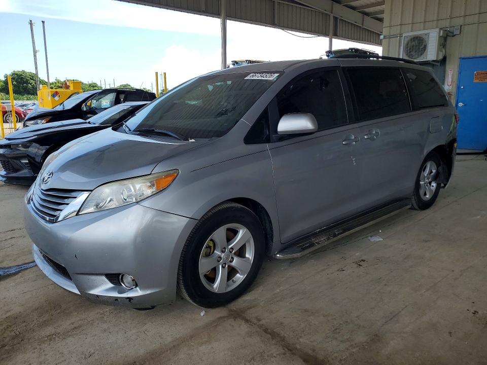 66734526 :رقم المزاد ، 5TDKZ3DC4HS882514 vin ، 2017 Toyota Sienna مزاد بيع