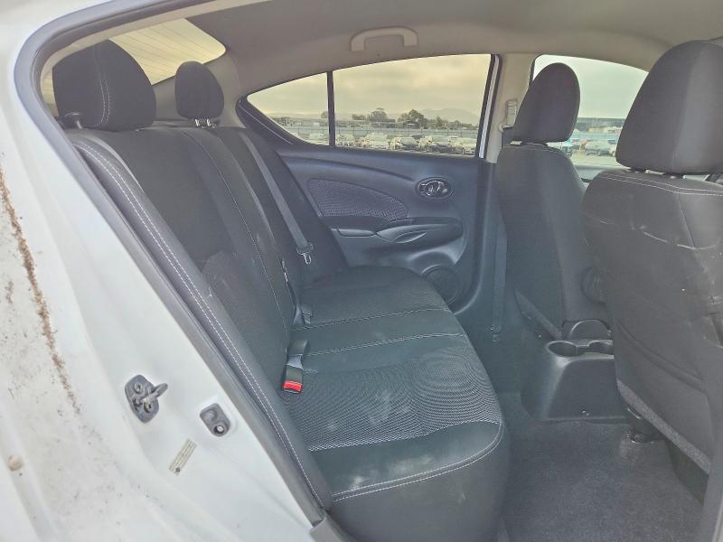 64288406 :رقم المزاد ، 3N1CN7AP0JL883754 vin ، 2018 Nissan Versa مزاد بيع