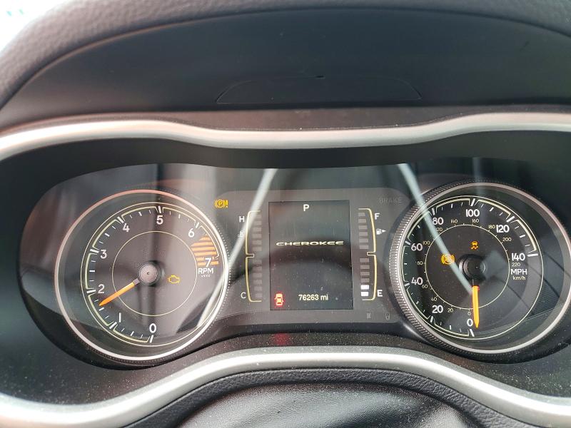 63688976 :رقم المزاد ، 1C4PJLCB7HW593438 vin ، 2017 Jeep Cherokee مزاد بيع