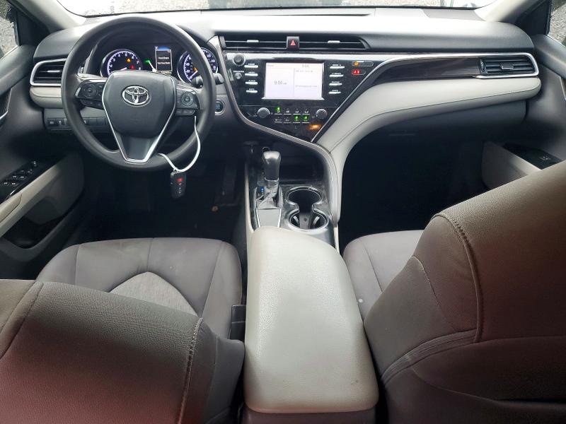 65563186 :رقم المزاد ، 4T1B11HK9JU541054 vin ، 2018 Toyota Camry مزاد بيع