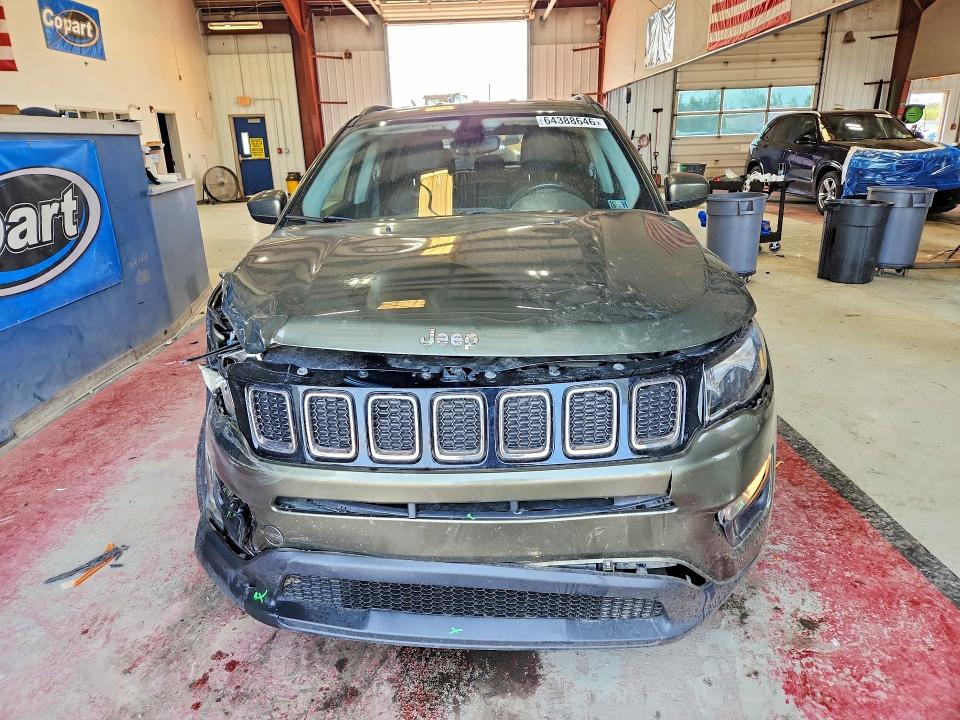 64388646 :رقم المزاد ، 3C4NJDBB1JT479915 vin ، 2018 Jeep Compass مزاد بيع