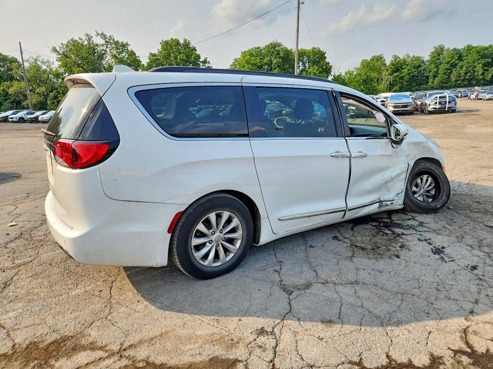 Auction sale of the 2017 Chrysler Pacifica, vin: 2C4RC1BG5HR756911, lot number: 63733326