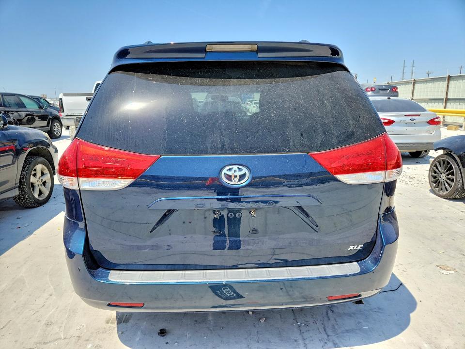 66306176 :رقم المزاد ، 5TDYK3DC0BS154162 vin ، 2011 Toyota Sienna مزاد بيع