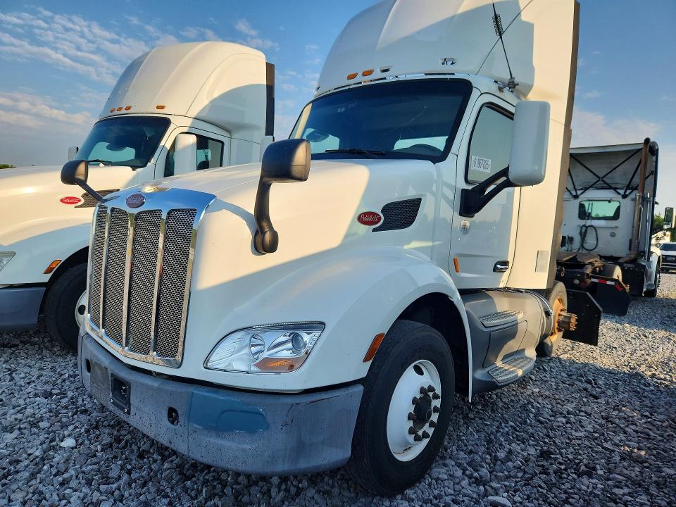 Продаж на аукціоні авто 2017 Peterbilt 579, vin: 1XPBA48X3HD428968, номер лоту: 61967826