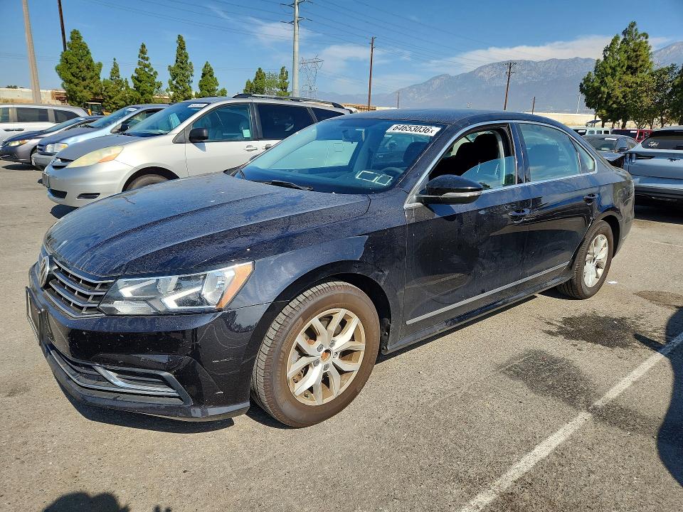 64653036 :رقم المزاد ، 1VWAT7A38HC020260 vin ، 2017 Volkswagen Passat مزاد بيع