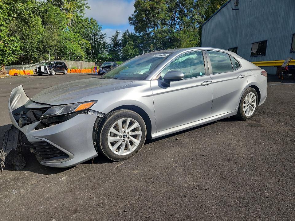 63258996 :رقم المزاد ، 4T1C11AK7NU629539 vin ، 2022 Toyota Camry مزاد بيع