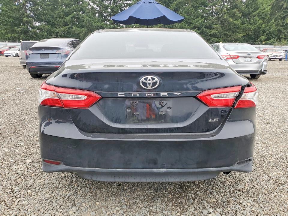 64423496 :رقم المزاد ، 4T1B11HK3JU074181 vin ، 2018 Toyota Camry مزاد بيع