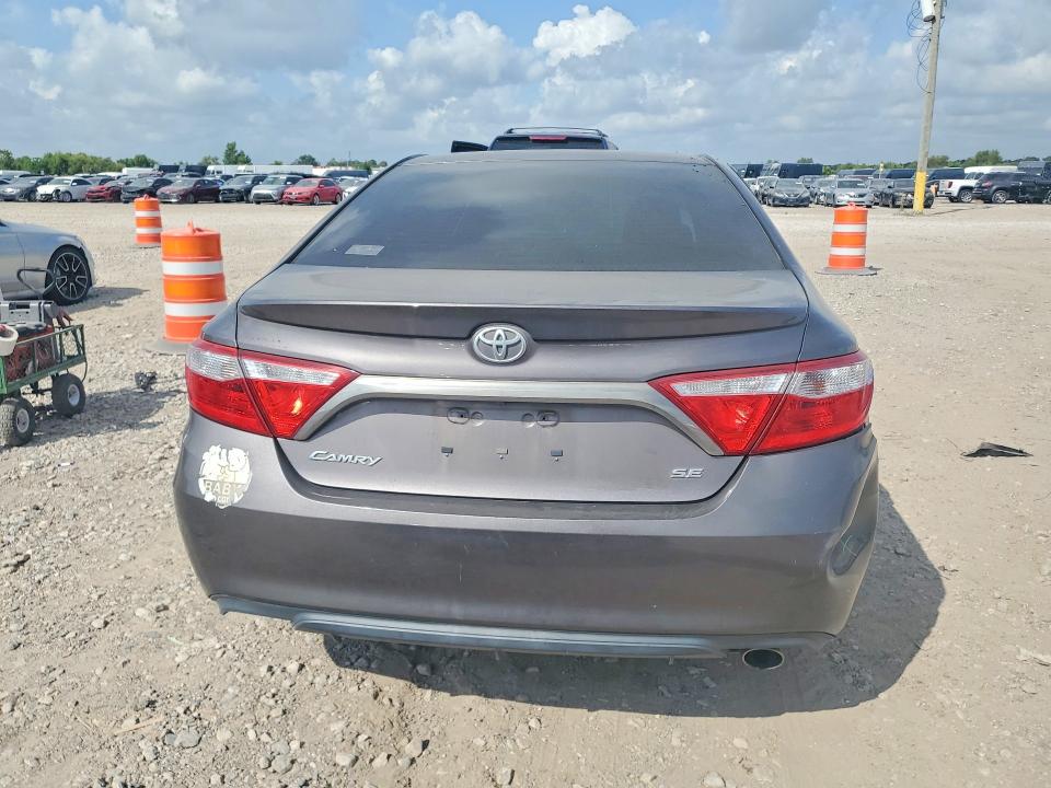 64132136 :رقم المزاد ، 4T1BF1FKXFU903923 vin ، 2015 Toyota Camry مزاد بيع