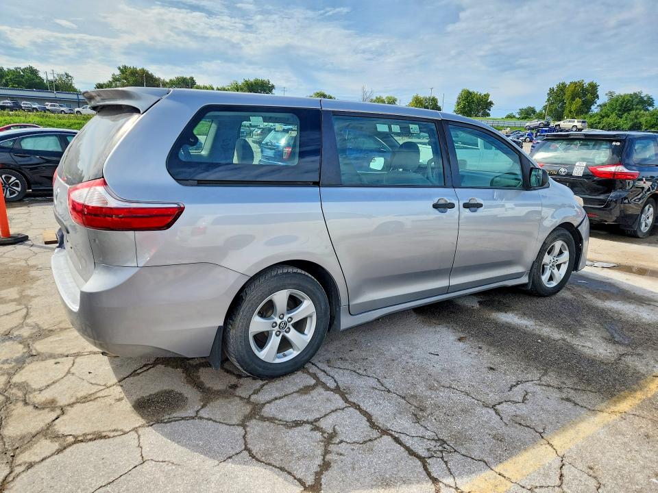 65208606 :رقم المزاد ، 5TDZZ3DC0JS959545 vin ، 2018 Toyota Sienna مزاد بيع