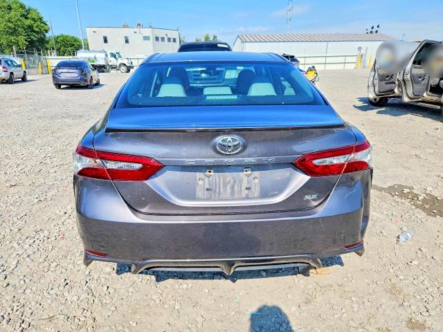 63507466 :رقم المزاد ، 4T1B11HK0JU135034 vin ، 2018 Toyota Camry مزاد بيع
