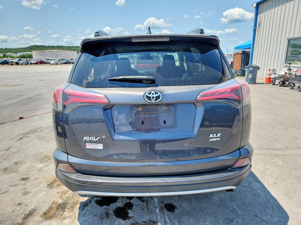 64502276 :رقم المزاد ، JTMRFREV7JD228151 vin ، 2018 Toyota Rav4 مزاد بيع