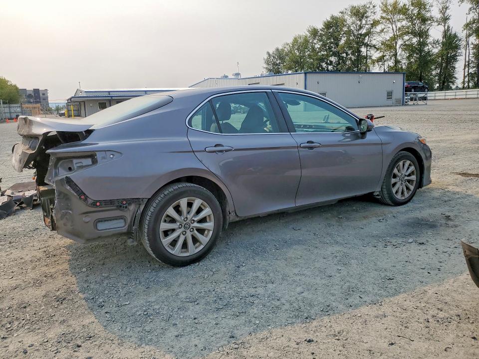 60954976 :رقم المزاد ، 4T1B11HK0JU049660 vin ، 2018 Toyota Camry مزاد بيع