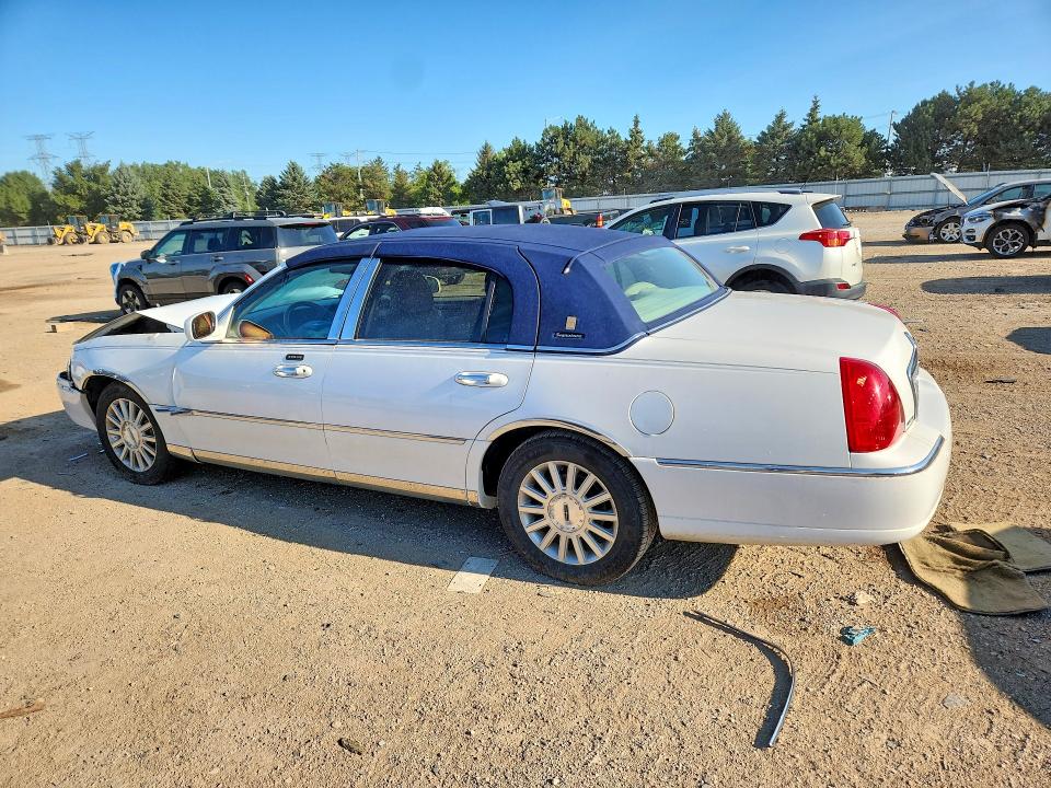 65415296 :رقم المزاد ، 1LNHM81W34Y668953 vin ، 2004 Lincoln Town Car مزاد بيع