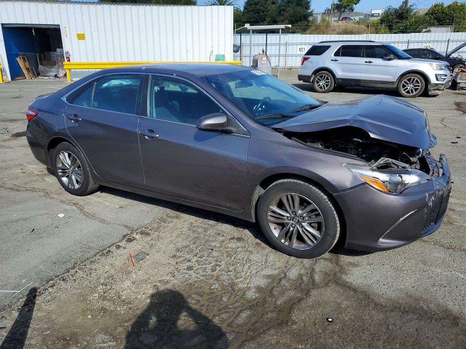 63889346 :رقم المزاد ، 4T1BF1FK5HU305208 vin ، 2017 Toyota Camry مزاد بيع