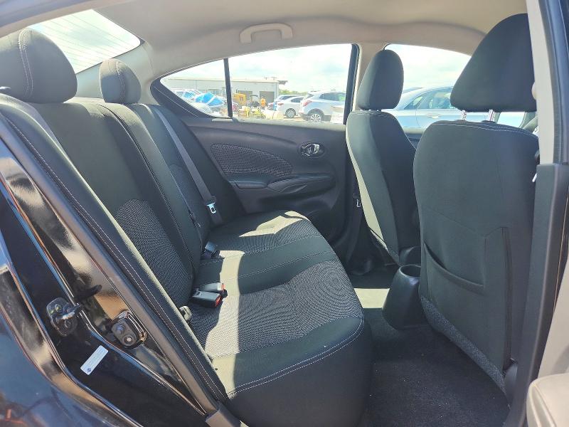 64773526 :رقم المزاد ، 3N1CN7AP1JL884301 vin ، 2018 Nissan Versa مزاد بيع