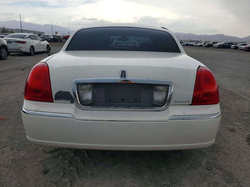 64605736 :رقم المزاد ، 1LNHM81W23Y639121 vin ، 2003 Lincoln Town Car مزاد بيع