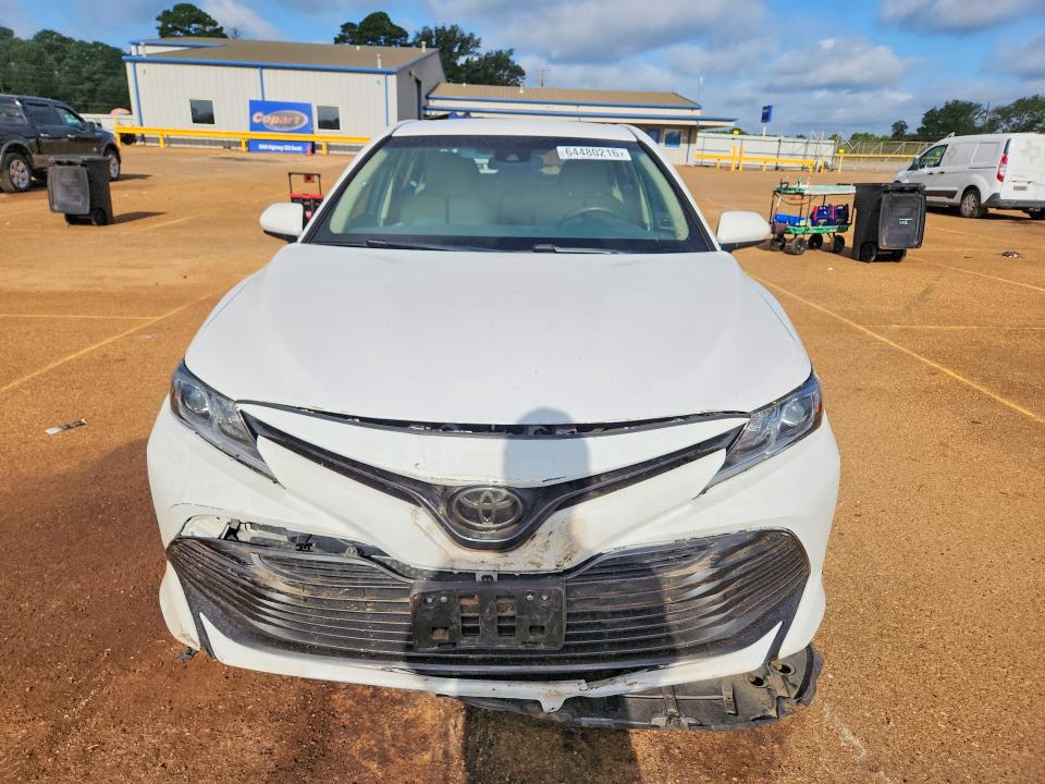 64480216 :رقم المزاد ، 4T1B11HK4JU095427 vin ، 2018 Toyota Camry مزاد بيع