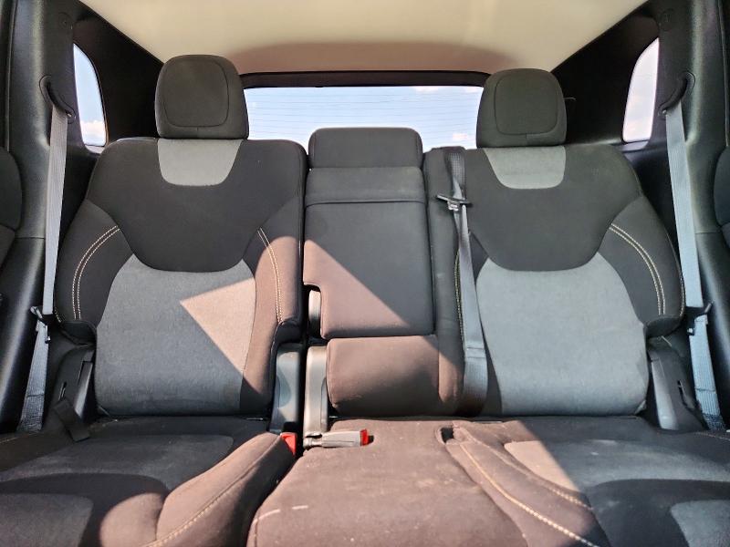 67134946 :رقم المزاد ، 1C4PJLCB8JD605209 vin ، 2018 Jeep Cherokee مزاد بيع