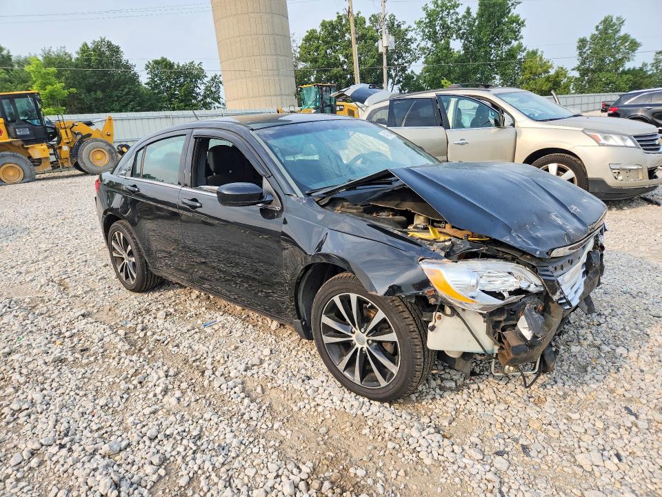 64218646 :رقم المزاد ، 1C3CCBBGXDN747354 vin ، 2013 Chrysler 200 مزاد بيع