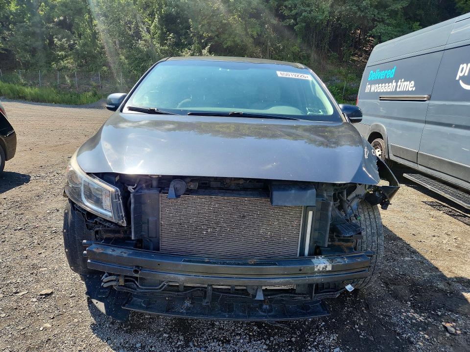 65019226 :رقم المزاد ، KNDMB5C17H6300883 vin ، 2017 Kia Sedona مزاد بيع