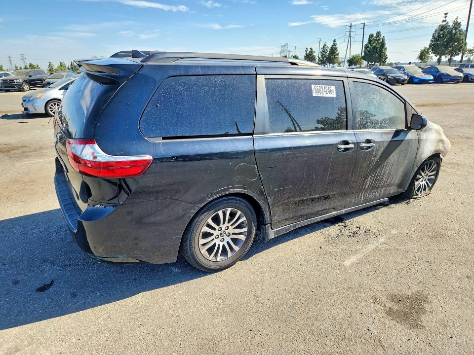 66824246 :رقم المزاد ، 5TDYZ3DC8JS930144 vin ، 2018 Toyota Sienna مزاد بيع