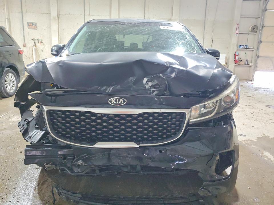 63656356 :رقم المزاد ، KNDMB5C17H6336220 vin ، 2017 Kia Sedona مزاد بيع