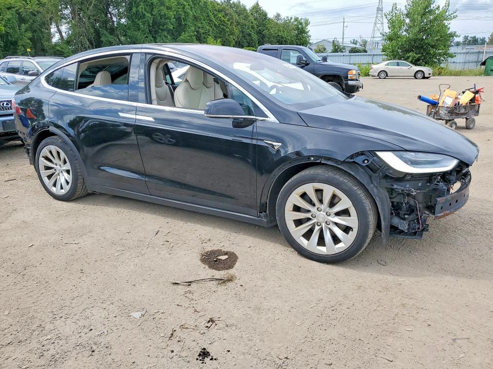 Продажа на аукционе авто 2017 Tesla Model X, vin: 5YJXCAE2XHF075727, номер лота: 64360226