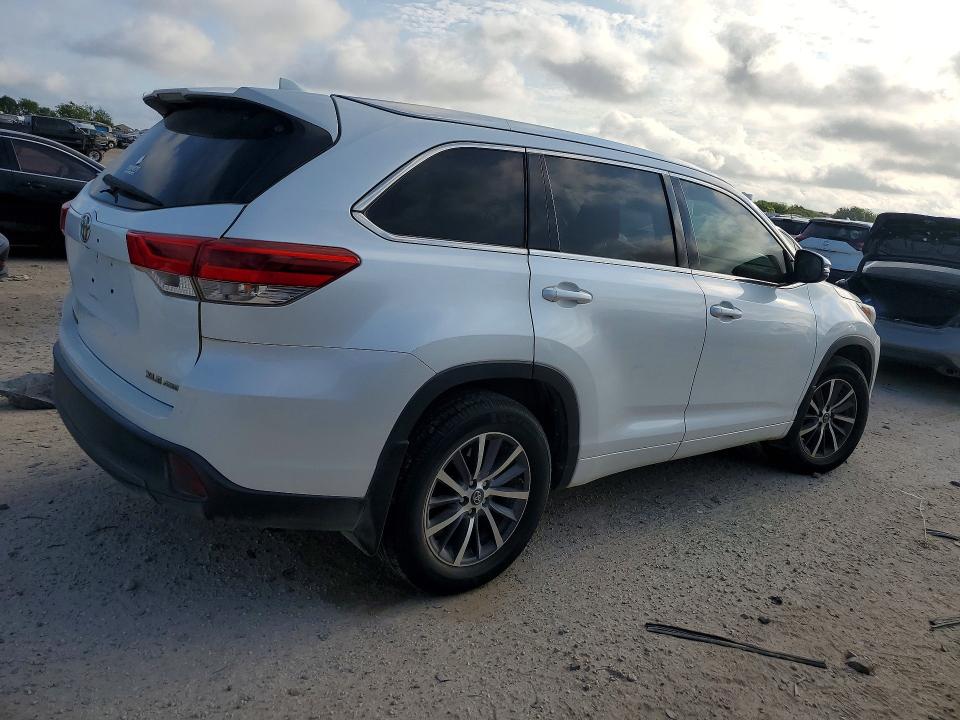 2017 Toyota Highlander მანქანა იყიდება აუქციონზე, vin: 5TDJZRFH0HS416912, აუქციონის ნომერი: 63999476