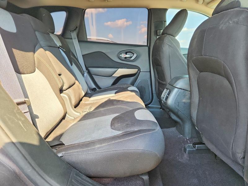 67134946 :رقم المزاد ، 1C4PJLCB8JD605209 vin ، 2018 Jeep Cherokee مزاد بيع