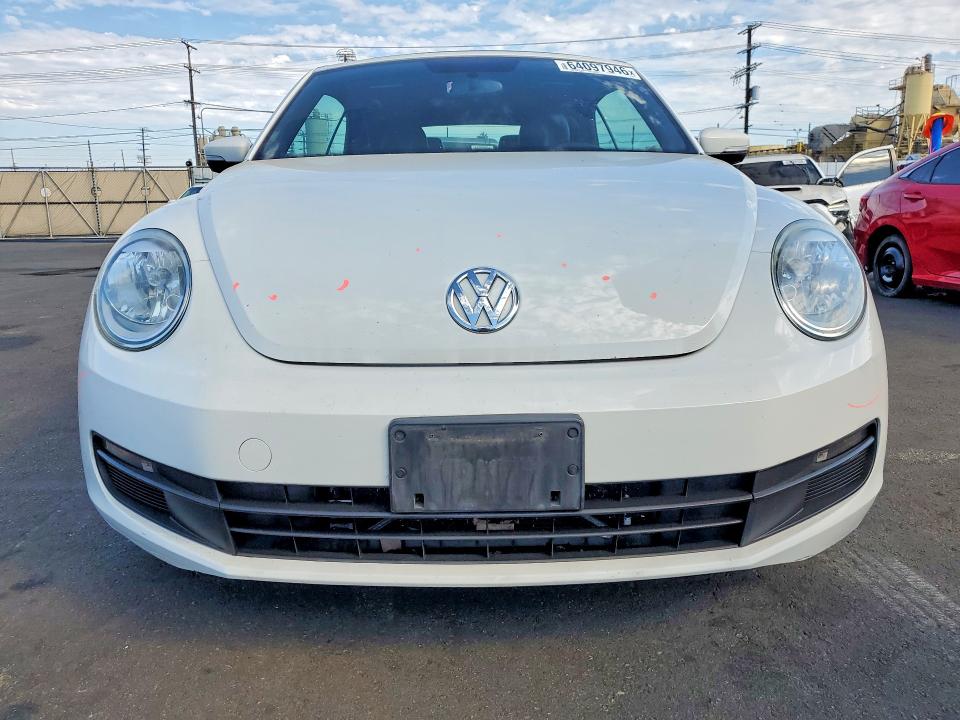 64097946 :رقم المزاد ، 3VW5P7AT5DM826183 vin ، 2013 Volkswagen Beetle مزاد بيع
