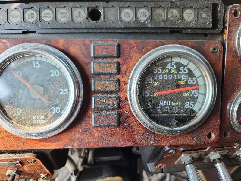 70615486 :رقم المزاد ، 1FVNDXYB9YLG65344 vin ، 2000 Freightliner Conventional مزاد بيع