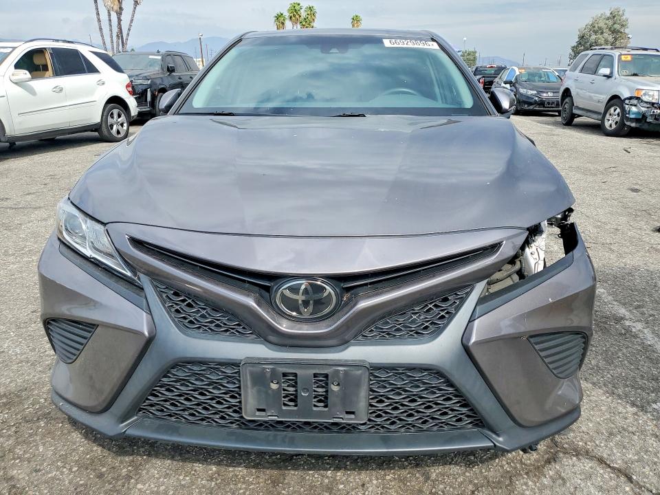 66929896 :رقم المزاد ، 4T1B11HK4JU081320 vin ، 2018 Toyota Camry مزاد بيع
