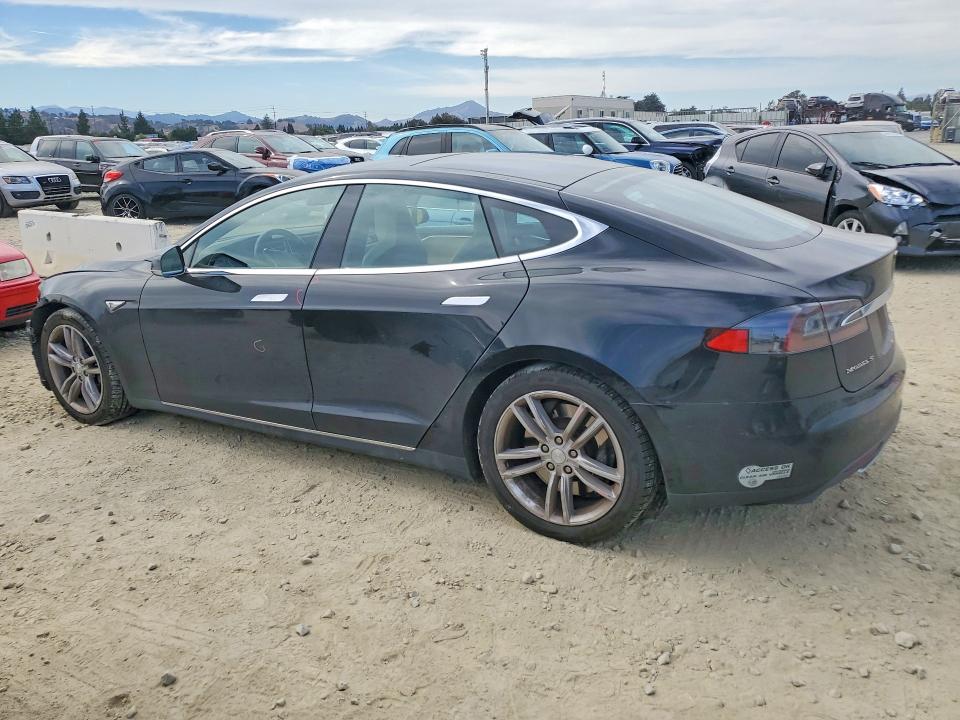 61451166 :رقم المزاد ، 5YJSA1H27FF085267 vin ، 2015 Tesla Model S مزاد بيع