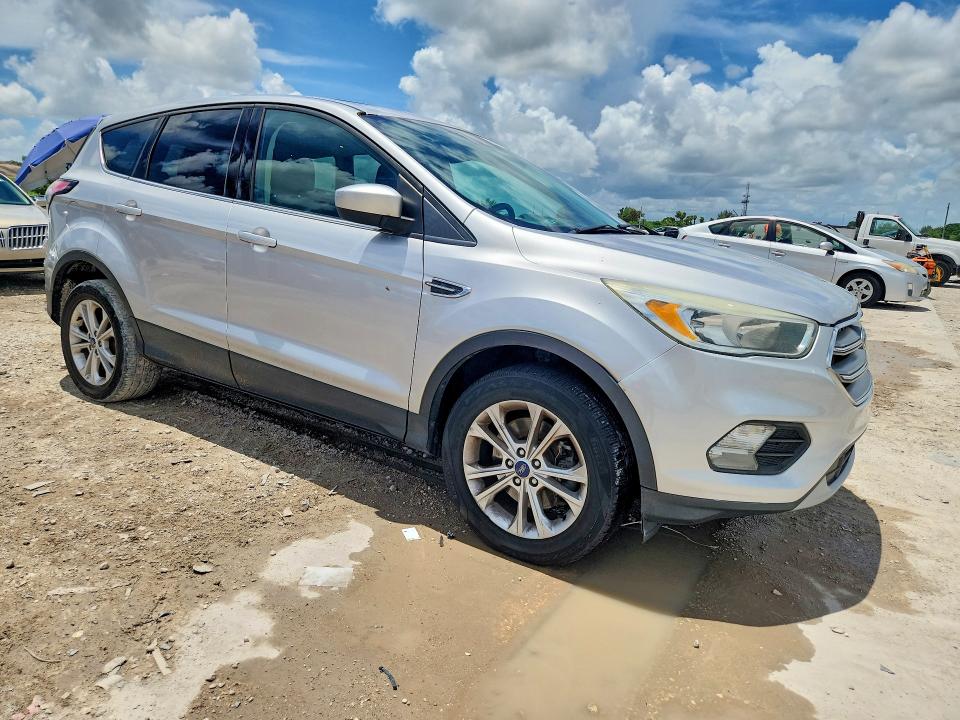 64139166 :رقم المزاد ، 1FMCU9G95HUD44661 vin ، 2017 Ford Escape مزاد بيع