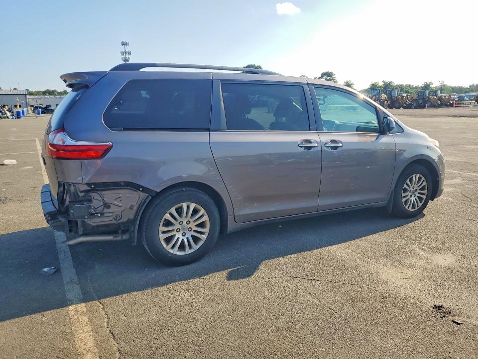 66096306 :رقم المزاد ، 5TDYZ3DC3HS875161 vin ، 2017 Toyota Sienna مزاد بيع