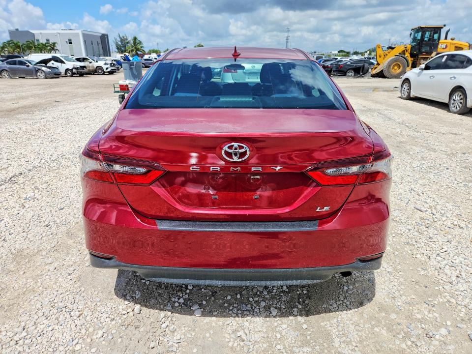64279586 :رقم المزاد ، 4T1C11AK2NU642246 vin ، 2022 Toyota Camry مزاد بيع