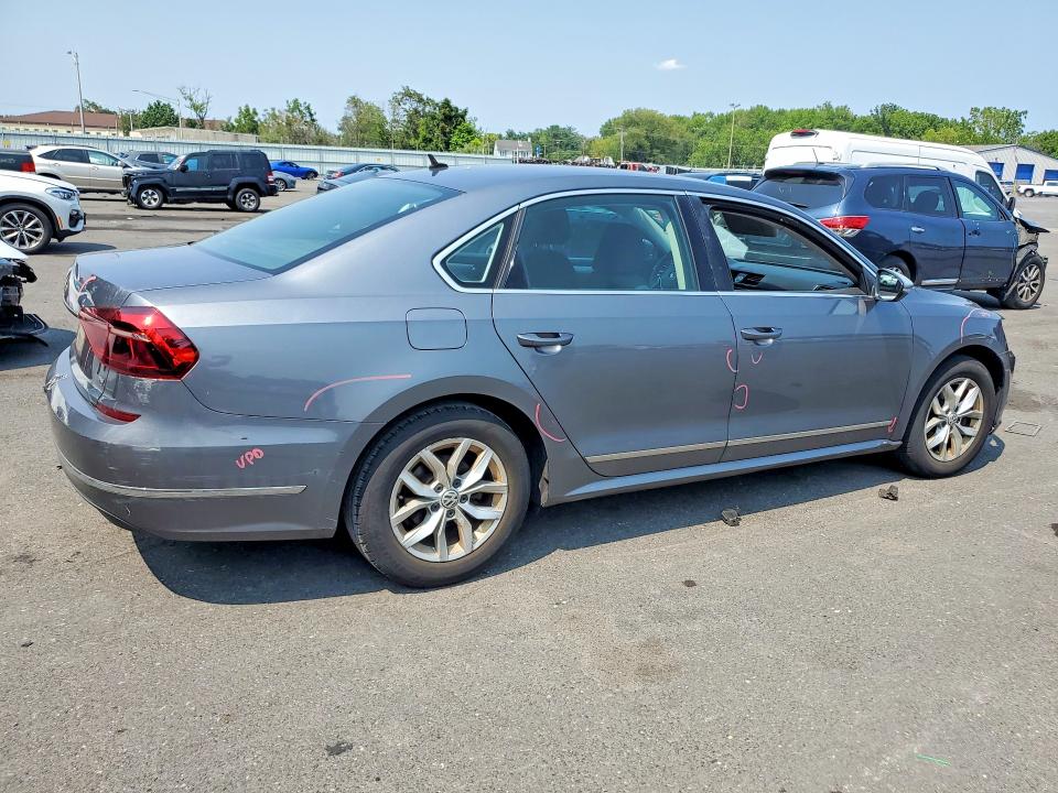 63748286 :رقم المزاد ، 1VWAT7A38HC031839 vin ، 2017 Volkswagen Passat مزاد بيع