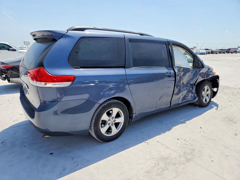 64367516 :رقم المزاد ، 5TDKK3DCXDS382565 vin ، 2013 Toyota Sienna مزاد بيع
