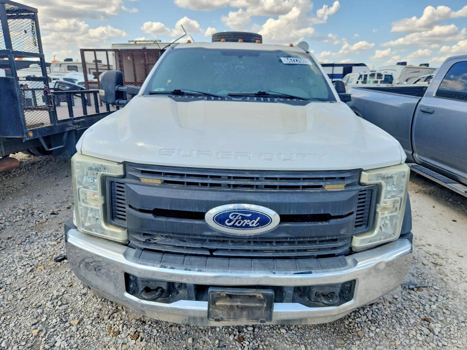 64727686 :رقم المزاد ، 1FD0W4GT0HEB81360 vin ، 2017 Ford F450 مزاد بيع