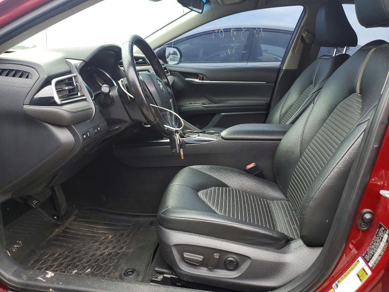 64319216 :رقم المزاد ، 4T1B11HK1JU577398 vin ، 2018 Toyota Camry مزاد بيع